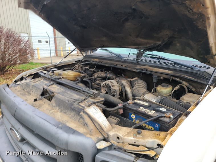 image for item DH5826 1999 Ford F550 Super Duty truck cab and chassis