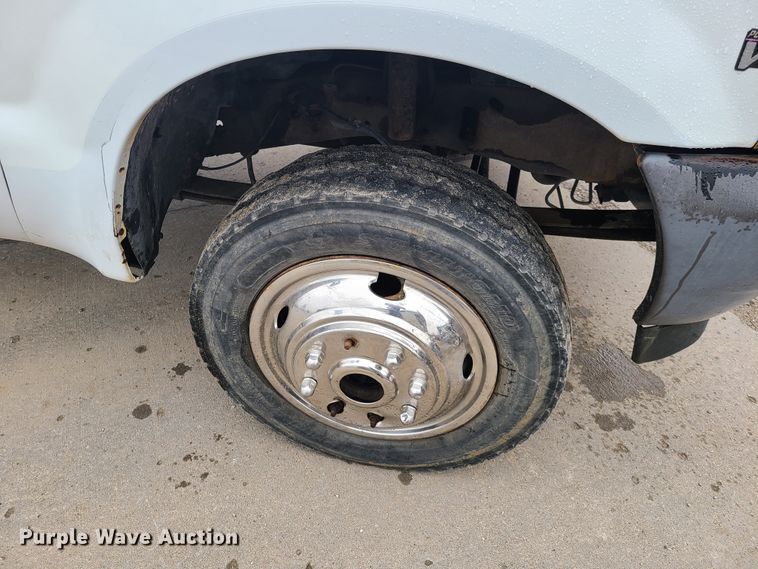 image for item DH5826 1999 Ford F550 Super Duty truck cab and chassis