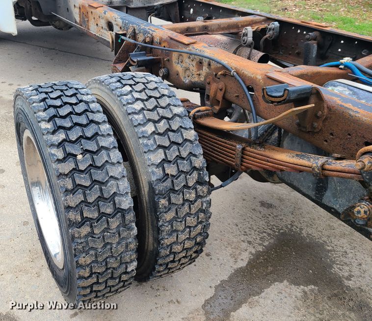 image for item DH5826 1999 Ford F550 Super Duty truck cab and chassis