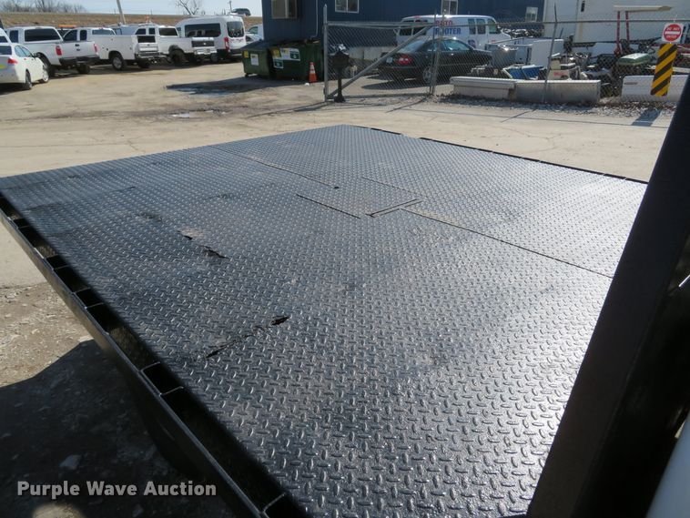 image for item DI2070 2000 Ford F350 Super Duty XL  flatbed pickup truck