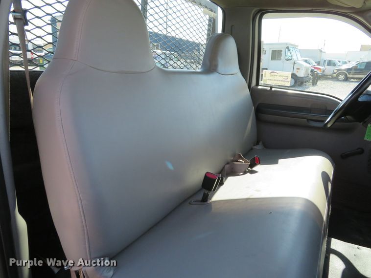 image for item DI2070 2000 Ford F350 Super Duty XL  flatbed pickup truck