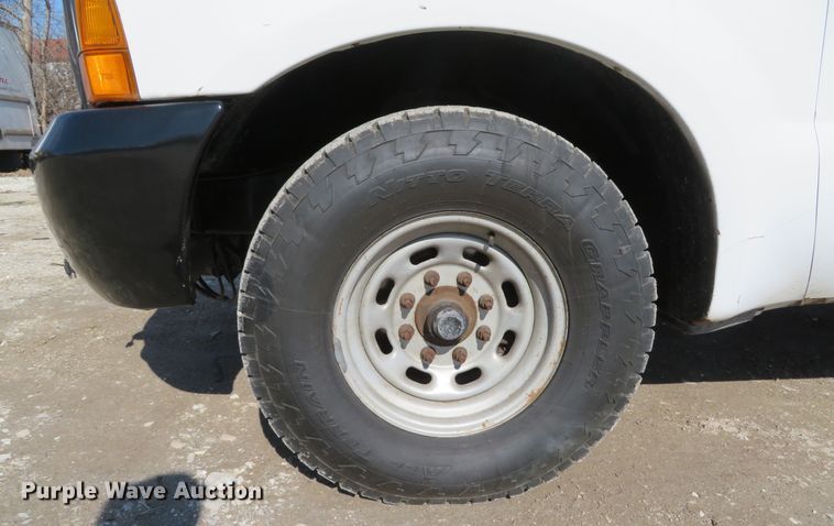 image for item DI2070 2000 Ford F350 Super Duty XL  flatbed pickup truck