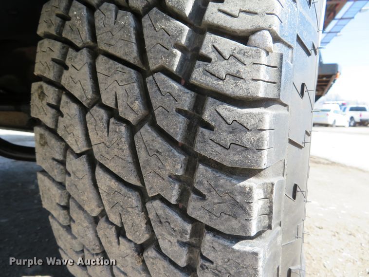 image for item DI2070 2000 Ford F350 Super Duty XL  flatbed pickup truck