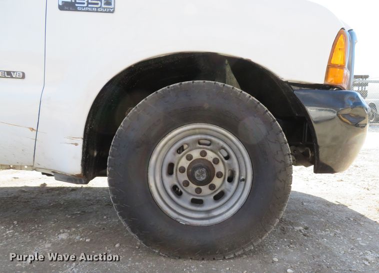 image for item DI2070 2000 Ford F350 Super Duty XL  flatbed pickup truck