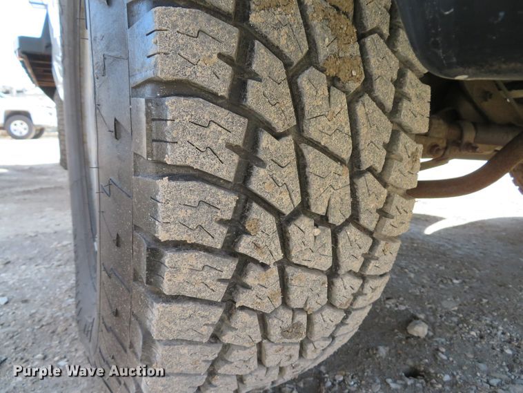 image for item DI2070 2000 Ford F350 Super Duty XL  flatbed pickup truck