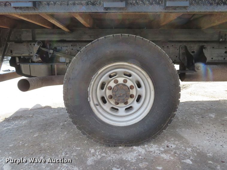 image for item DI2070 2000 Ford F350 Super Duty XL  flatbed pickup truck