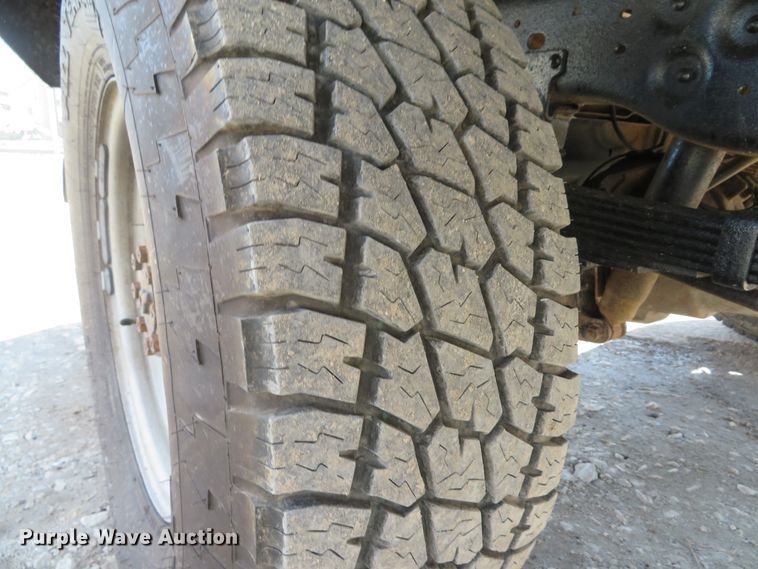 image for item DI2070 2000 Ford F350 Super Duty XL  flatbed pickup truck