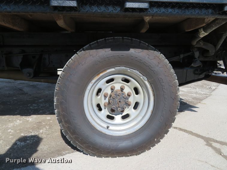 image for item DI2070 2000 Ford F350 Super Duty XL  flatbed pickup truck