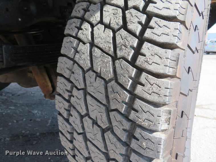 image for item DI2070 2000 Ford F350 Super Duty XL  flatbed pickup truck