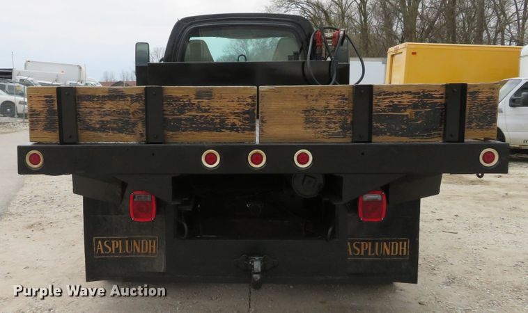 image for item DI2122 2006 GMC C5500 flatbed truck