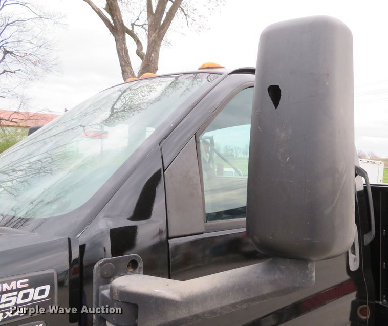 image for item DI2122 2006 GMC C5500 flatbed truck