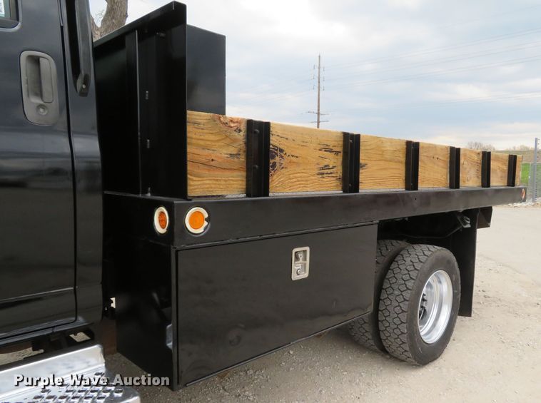 image for item DI2122 2006 GMC C5500 flatbed truck