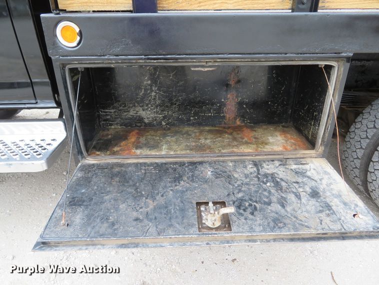 image for item DI2122 2006 GMC C5500 flatbed truck