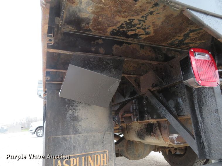 image for item DI2122 2006 GMC C5500 flatbed truck