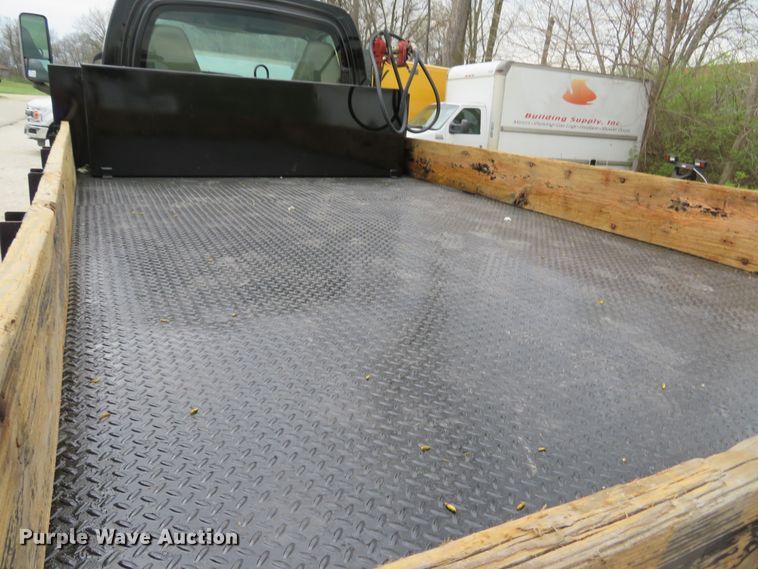 image for item DI2122 2006 GMC C5500 flatbed truck