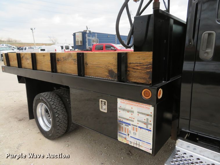 image for item DI2122 2006 GMC C5500 flatbed truck