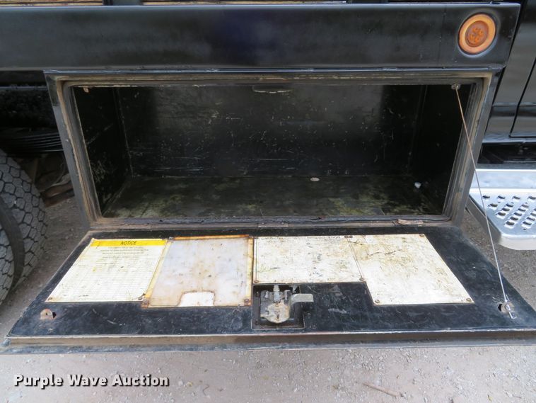 image for item DI2122 2006 GMC C5500 flatbed truck