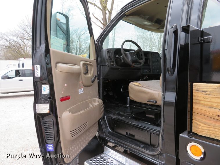 image for item DI2122 2006 GMC C5500 flatbed truck
