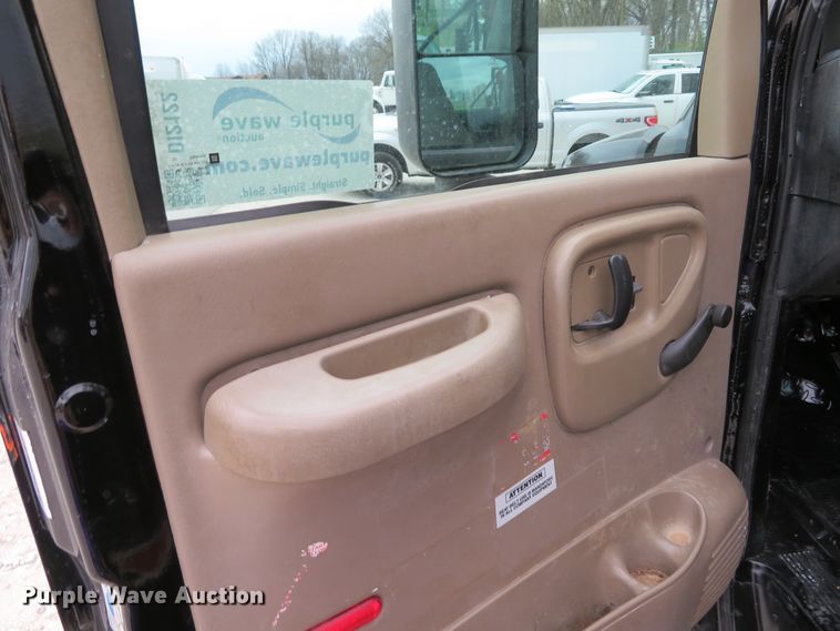 image for item DI2122 2006 GMC C5500 flatbed truck