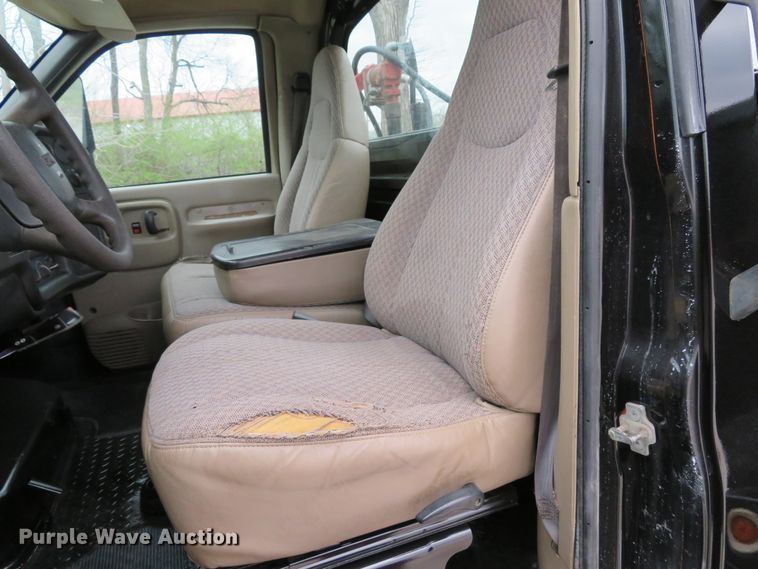 image for item DI2122 2006 GMC C5500 flatbed truck