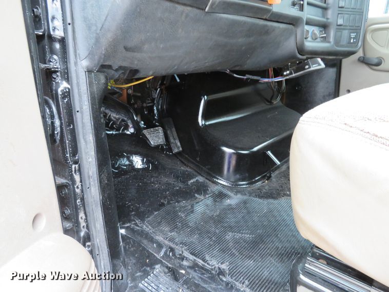 image for item DI2122 2006 GMC C5500 flatbed truck