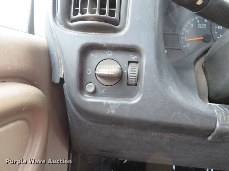 image for item DI2122 2006 GMC C5500 flatbed truck