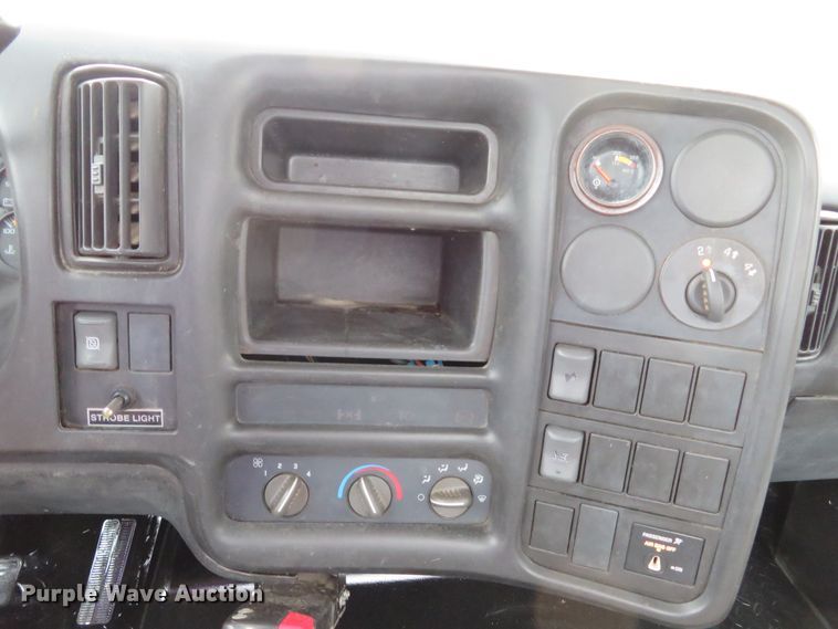 image for item DI2122 2006 GMC C5500 flatbed truck