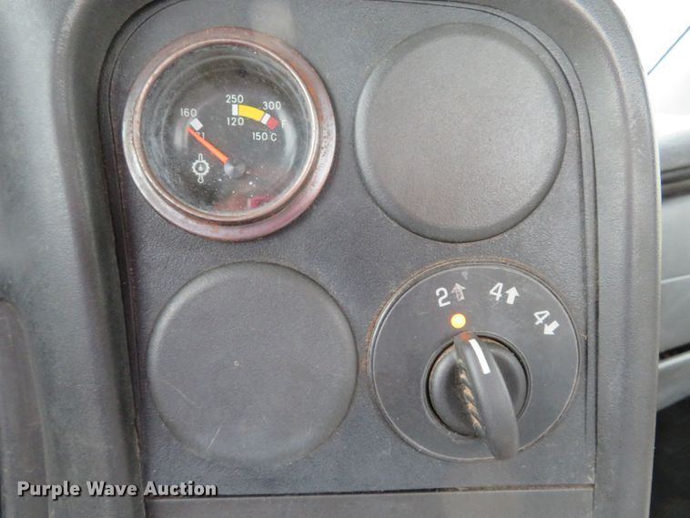 image for item DI2122 2006 GMC C5500 flatbed truck