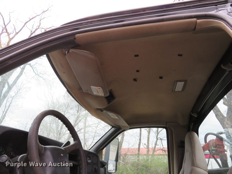 image for item DI2122 2006 GMC C5500 flatbed truck