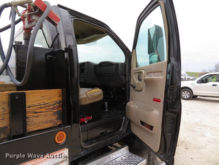 image for item DI2122 2006 GMC C5500 flatbed truck