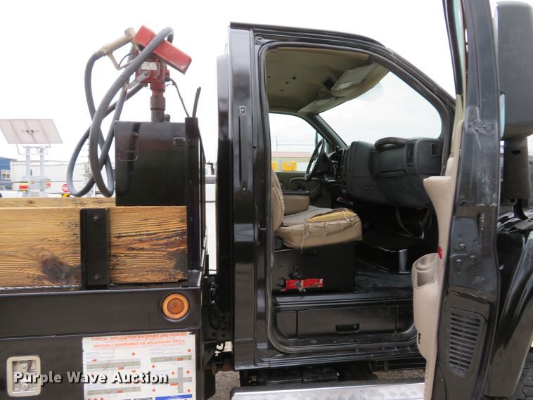 image for item DI2122 2006 GMC C5500 flatbed truck