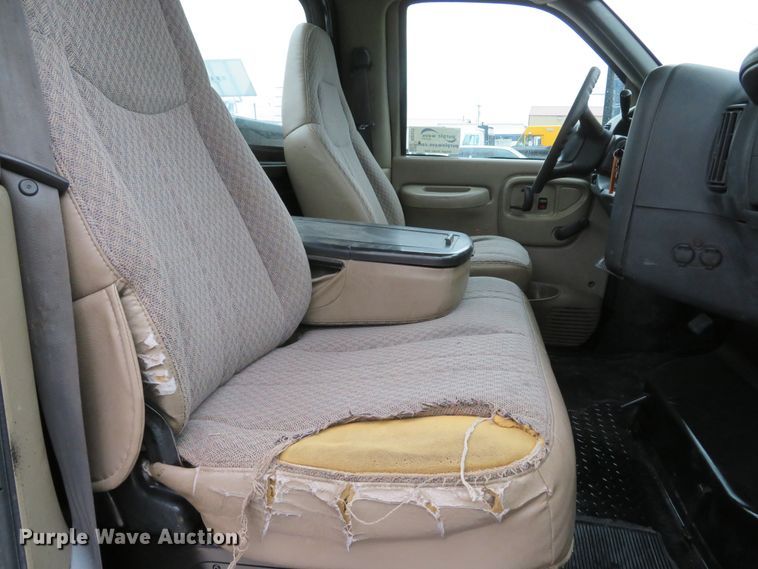 image for item DI2122 2006 GMC C5500 flatbed truck