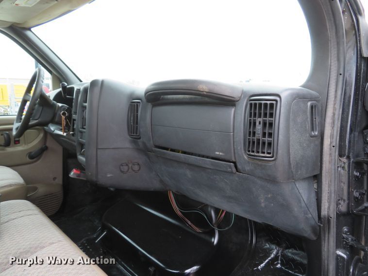 image for item DI2122 2006 GMC C5500 flatbed truck