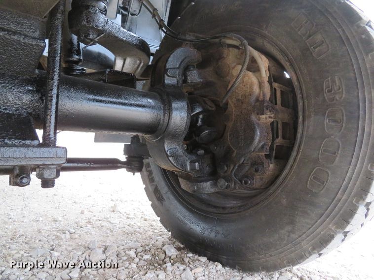 image for item DI2122 2006 GMC C5500 flatbed truck