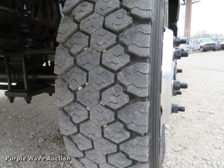 image for item DI2122 2006 GMC C5500 flatbed truck