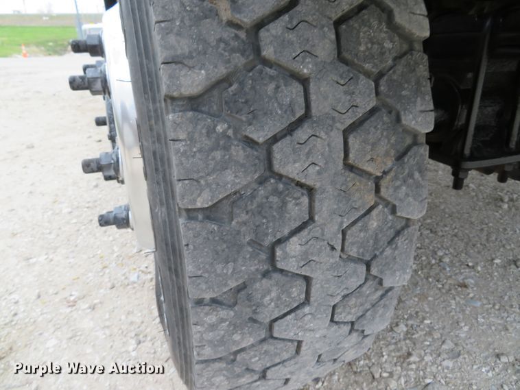 image for item DI2122 2006 GMC C5500 flatbed truck