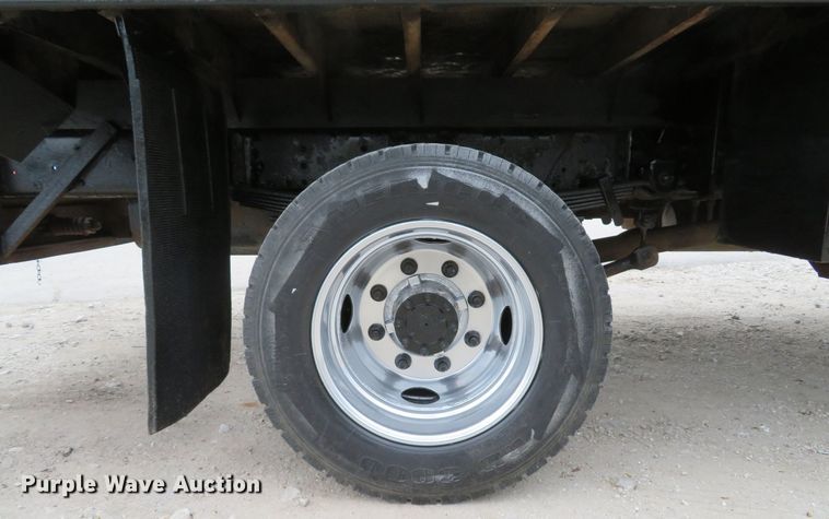 image for item DI2122 2006 GMC C5500 flatbed truck