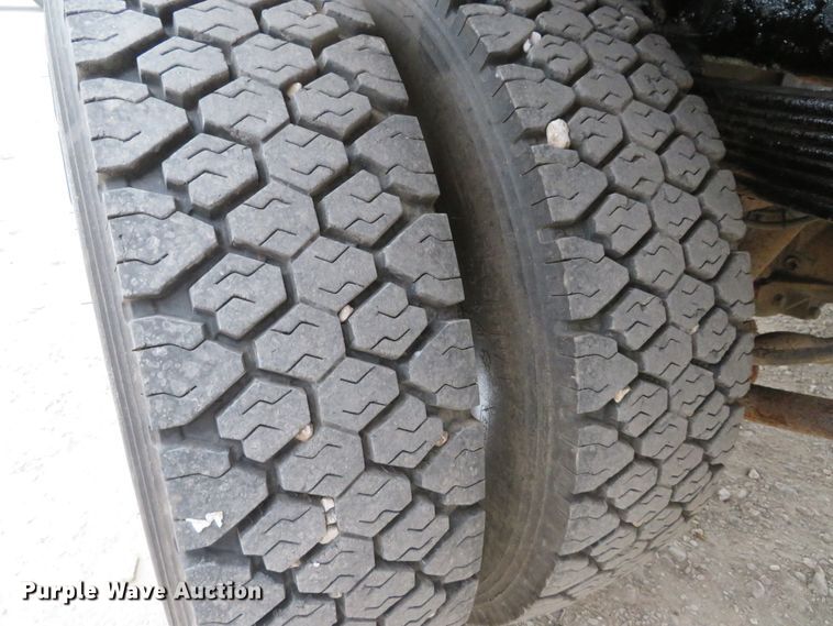 image for item DI2122 2006 GMC C5500 flatbed truck