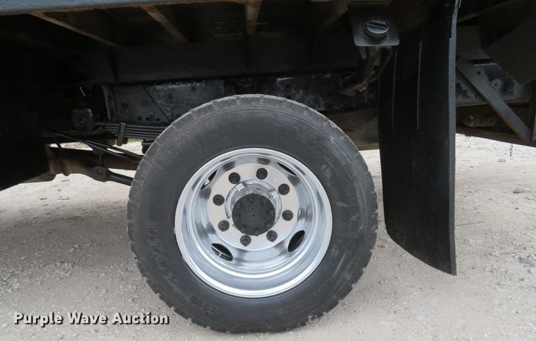 image for item DI2122 2006 GMC C5500 flatbed truck