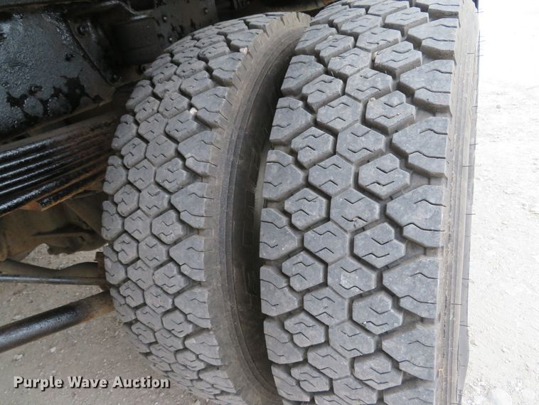 image for item DI2122 2006 GMC C5500 flatbed truck