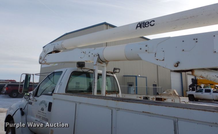 image for item FU9137 2000 Ford F650 Super Duty bucket truck