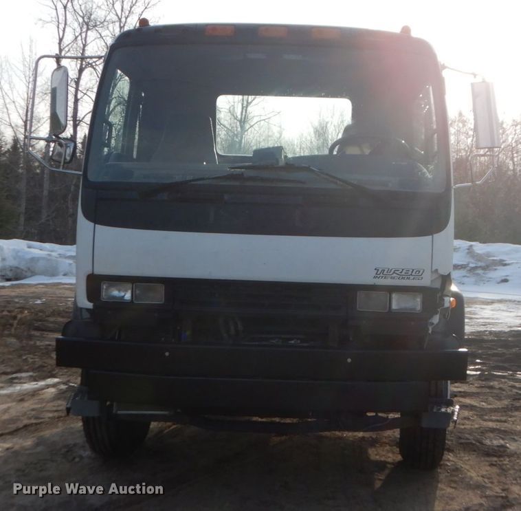image for item FX9020 2002 Isuzu FTR truck cab and chassis