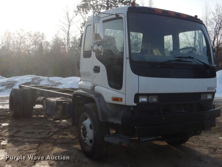 image for item FX9020 2002 Isuzu FTR truck cab and chassis