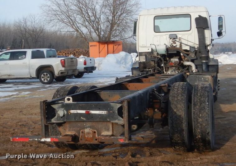 image for item FX9020 2002 Isuzu FTR truck cab and chassis