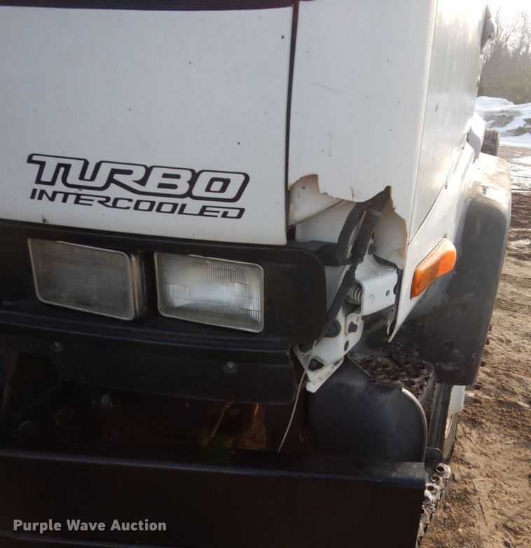 image for item FX9020 2002 Isuzu FTR truck cab and chassis