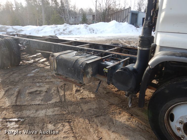 image for item FX9020 2002 Isuzu FTR truck cab and chassis