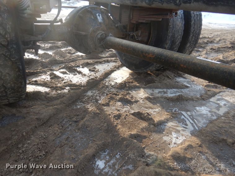 image for item FX9020 2002 Isuzu FTR truck cab and chassis