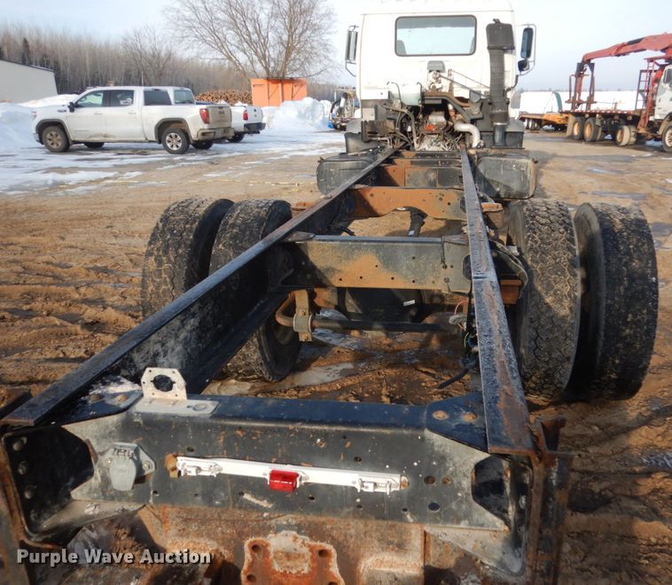 image for item FX9020 2002 Isuzu FTR truck cab and chassis