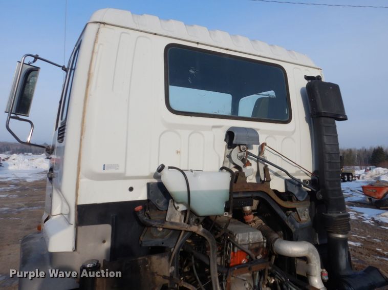 image for item FX9020 2002 Isuzu FTR truck cab and chassis