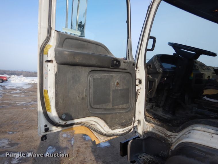 image for item FX9020 2002 Isuzu FTR truck cab and chassis